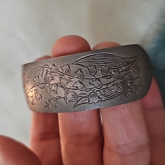 Pewter Cuff Bracelet Ornate Lilly of the Valley Etched LOT663 - Picture 7 of 8